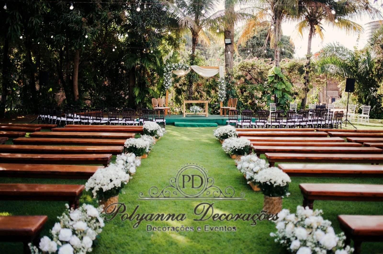 Passarela Clean, Portal no altar com aparador rústico, caminho com caixepós jardineiras com flores artificiais e bola belga nos cestos