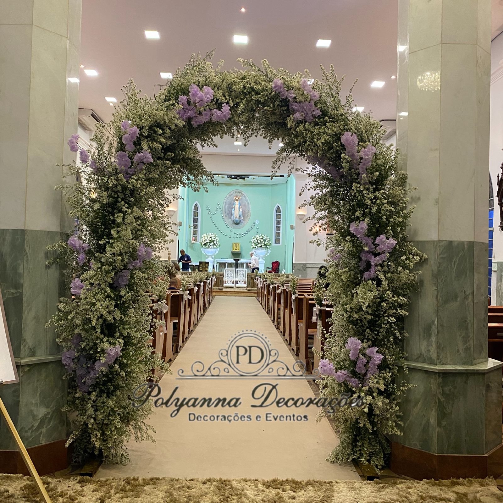 Passarela clássica nave in Igreja com Arco de aster, carpete , tapete acabamento, Arranjos de Altar nos Vasos Áncoras e Genuflexório