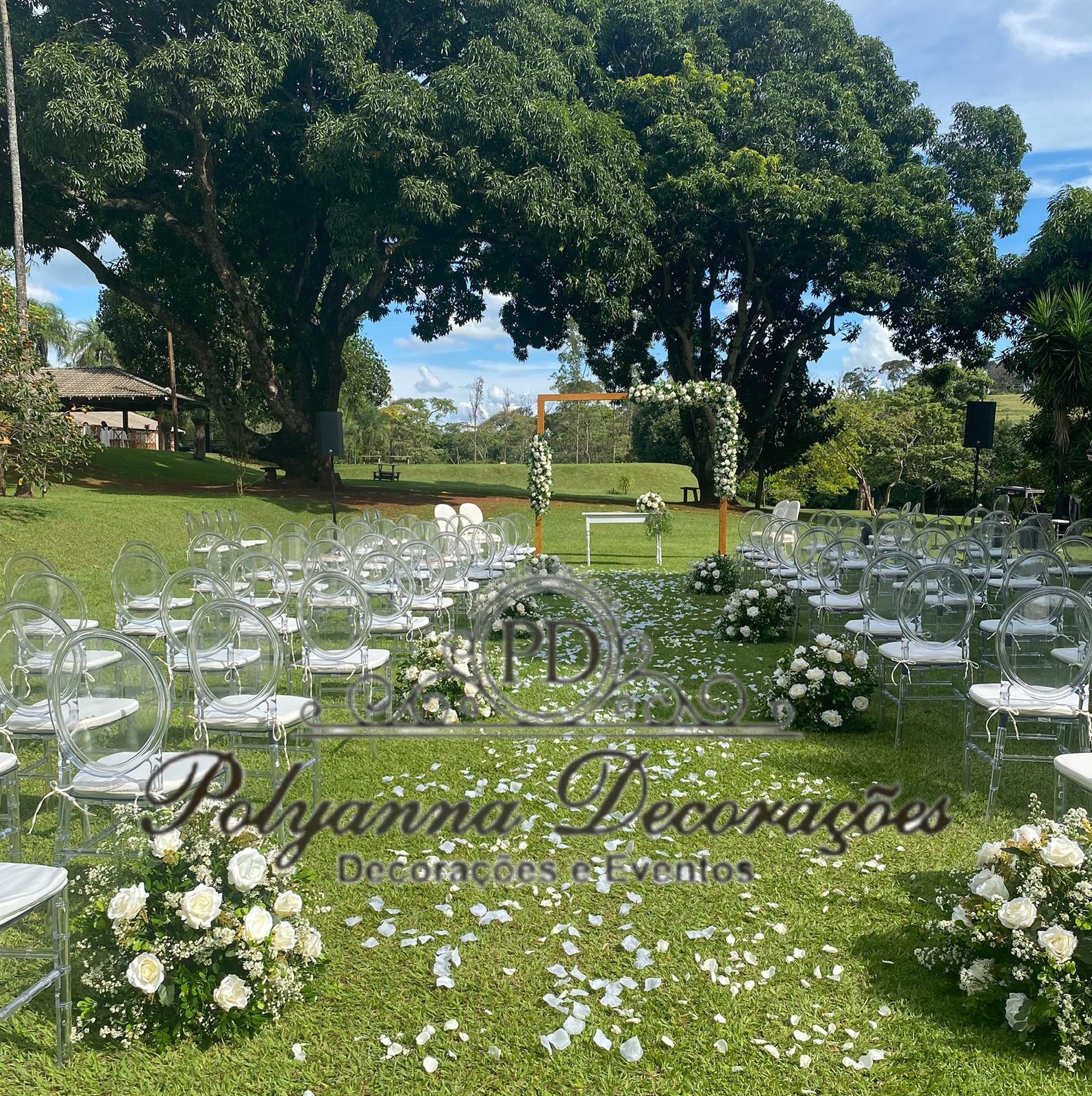 Passarela Clean sobre a grama do espaço, com Aparador e Portal no Altar, com 8 arranjos Mistos ao longo do caminho