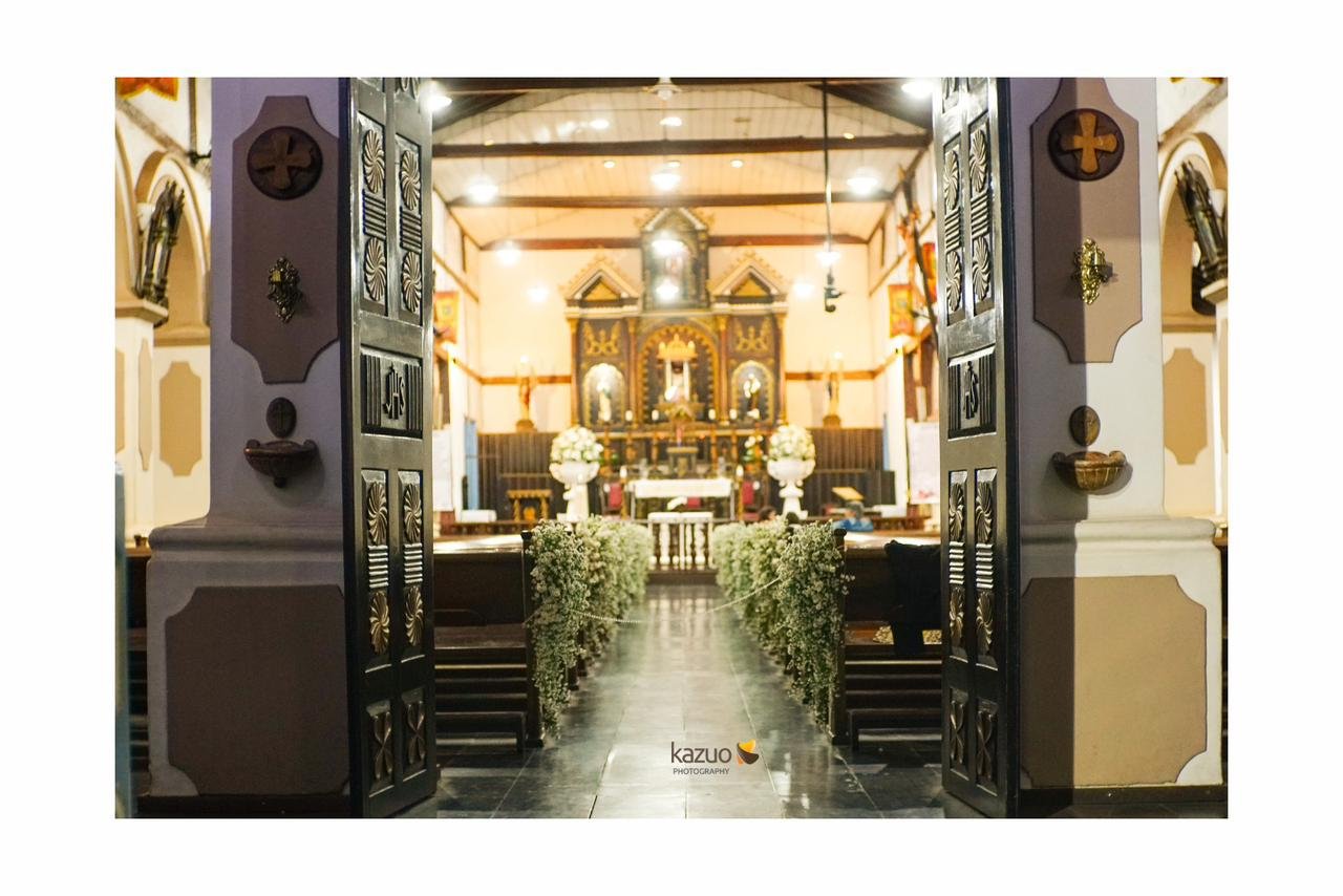 Passarela Clean Sem tapete, com 2 Arranjos de Altar nos Vasos Áncoras, mini arranjos no banco enfeitando a nave da igreja e genuflexório