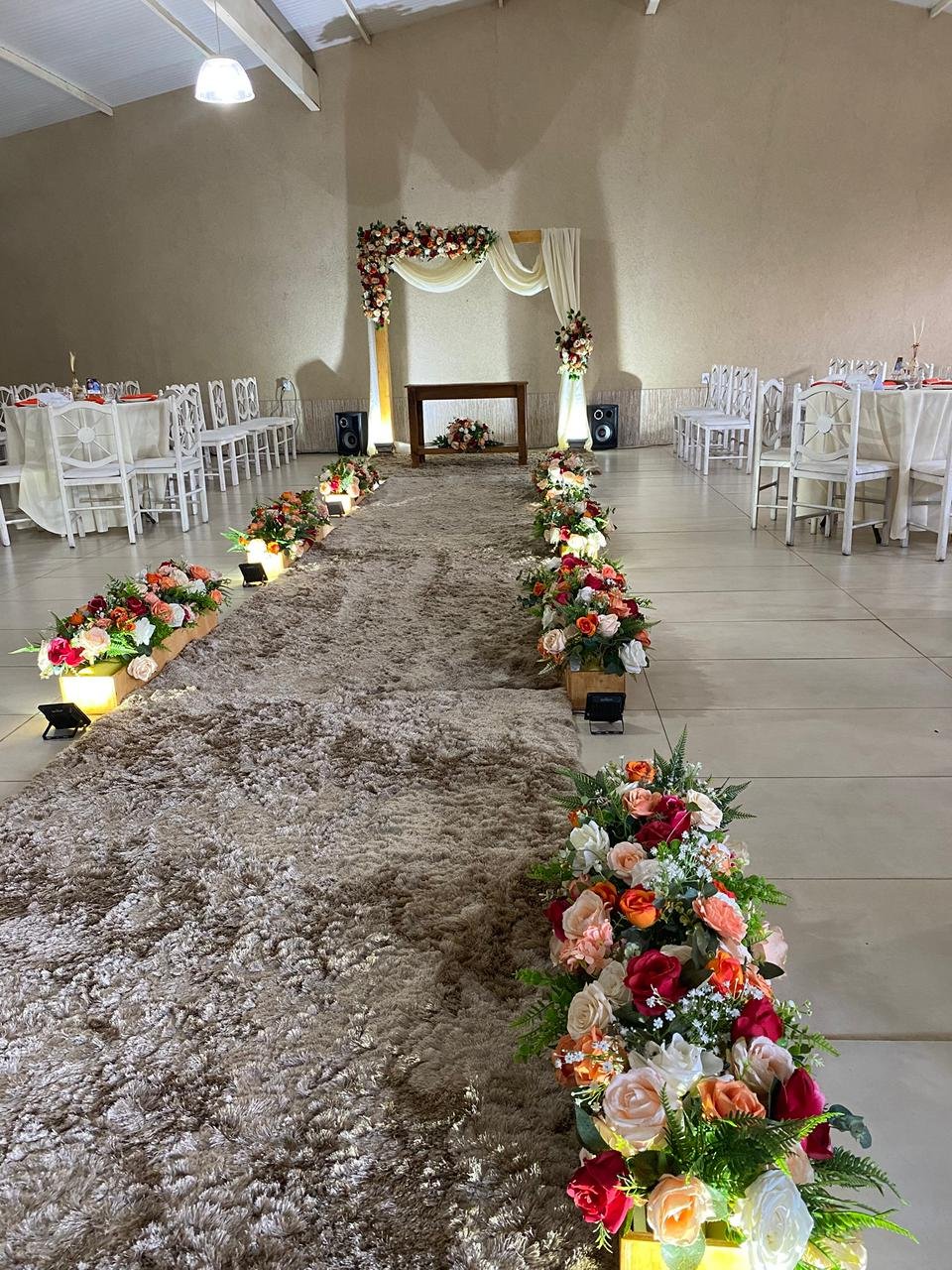 Passarela tradicional rústica, Tapete fio de seda, Portal no Altar com aparador rústico, caminho com caixepós jardineiras nas flores artificiais